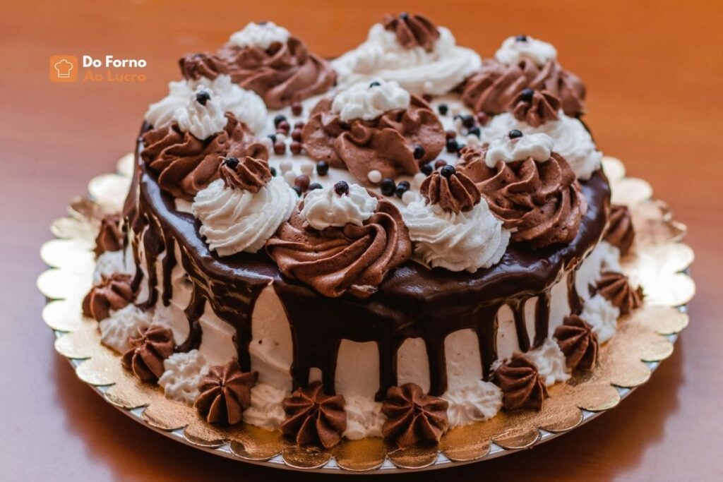 Bolo decorado de chocolate meio amargo sucesso de venda